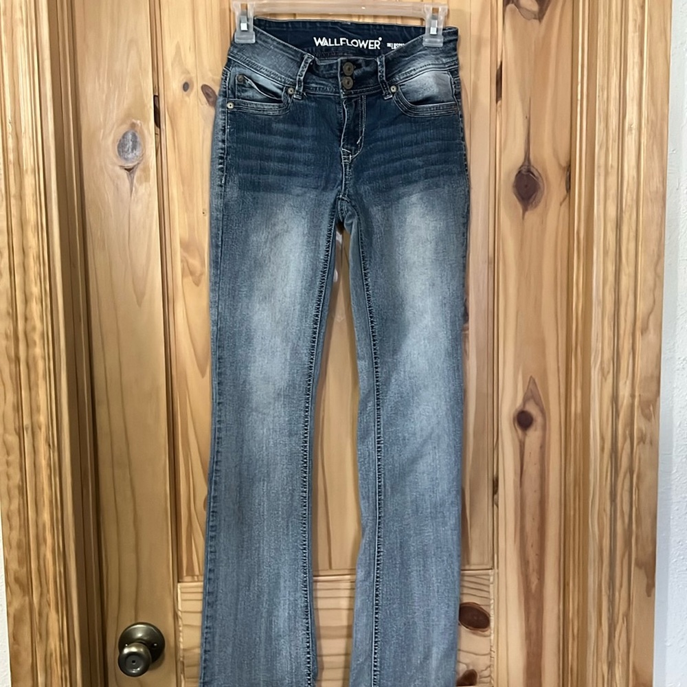 Wallflower Kolhs brand jeans. Boot cut curvy fit